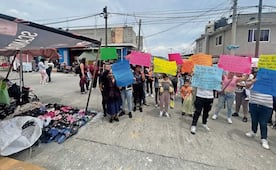 Protestan por falta de espacios para niños en primaria