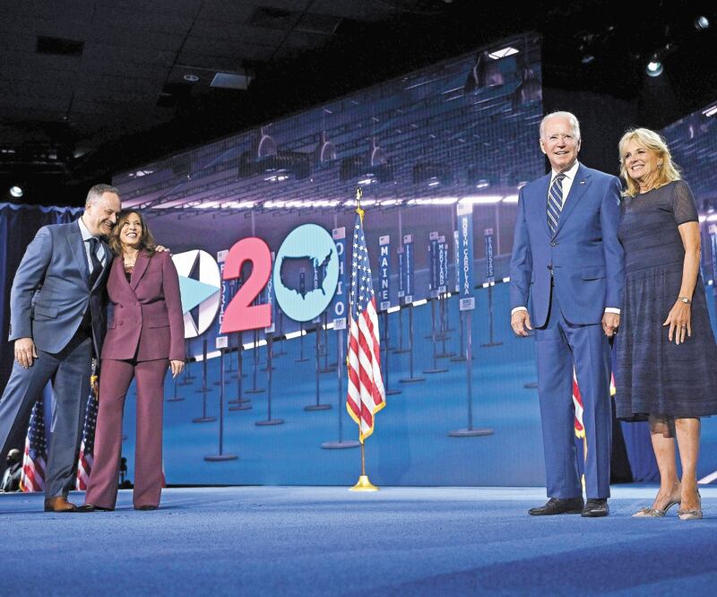 Kamala Harris con su esposo Douglas Emhoff; Joe Biden, con su esposa Jill, en Wilmington. AFP