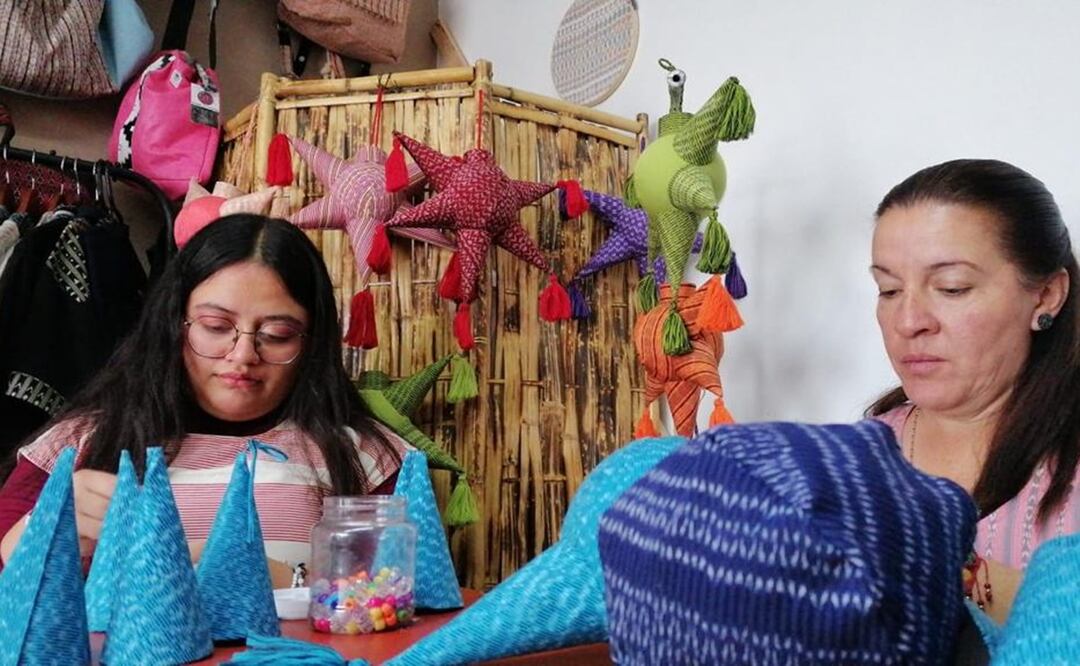 Mujeres que se dedican a su tejido artesanal en los telares de Tenancingo encontraron la forma de innovar dándoles forma de piñata. Foto: Especial