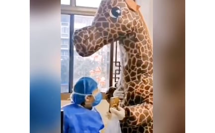 Se disfrazan en China de jirafas y dinosaurios para “protegerse” del coronavirus