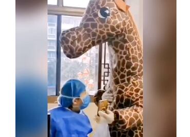 Se disfrazan en China de jirafas y dinosaurios para “protegerse” del coronavirus