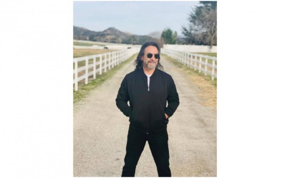 La Guzmán avienta besos y luego camioneta