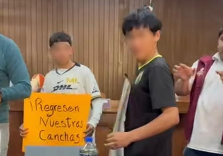 Jóvenes y adultos irrumpieron en el Cabildo de Tepeji del Río para pedir la reapertura de canchas deportivas. Foto: Especial