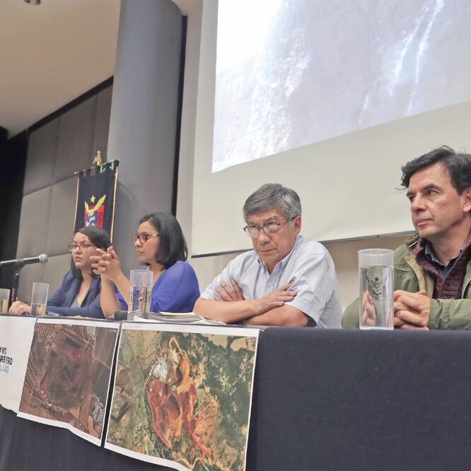 Rocío Guzmán, América del Valle, Salvador Ferrer y Jesús Ramírez, en un organizado por la Facultad de Economía de la UNAM. Foto: LUIS CORTÉS. EL UNIVERSAL