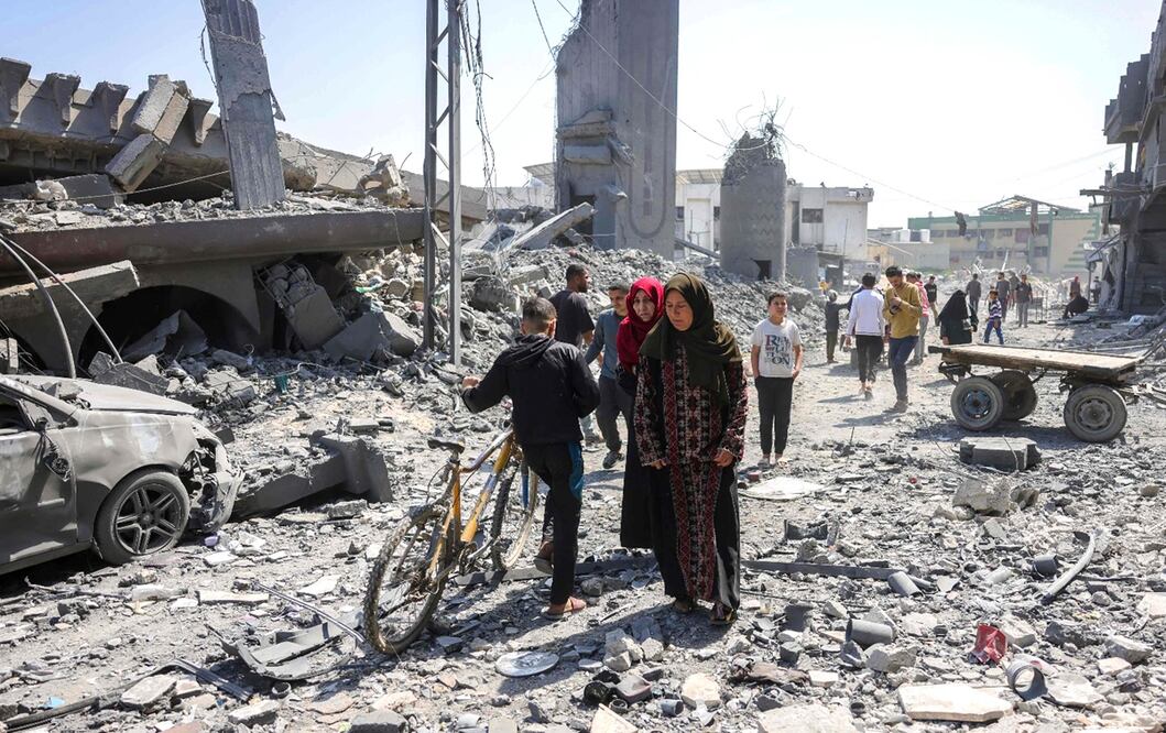 Palestinos en Gaza, destruida por los ataques de Israel que han dejado más de 50 mil muertos. FOTO: AFP