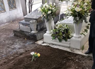 Sepultan cenizas de José José junto a su madre en el Panteón Francés