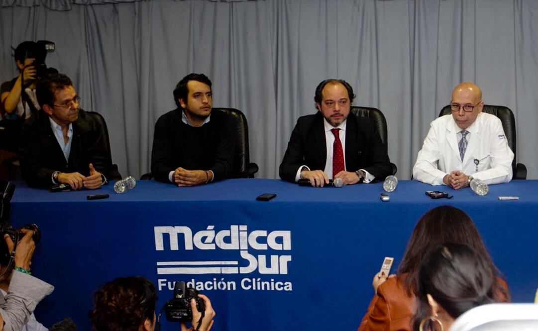 En el 2013, AMLO sufrió un infarto y se atendió en Médica Sur, en donde su hijo (segundo de der a izq) dio una conferencia. Foto: EL UNIVERSAL