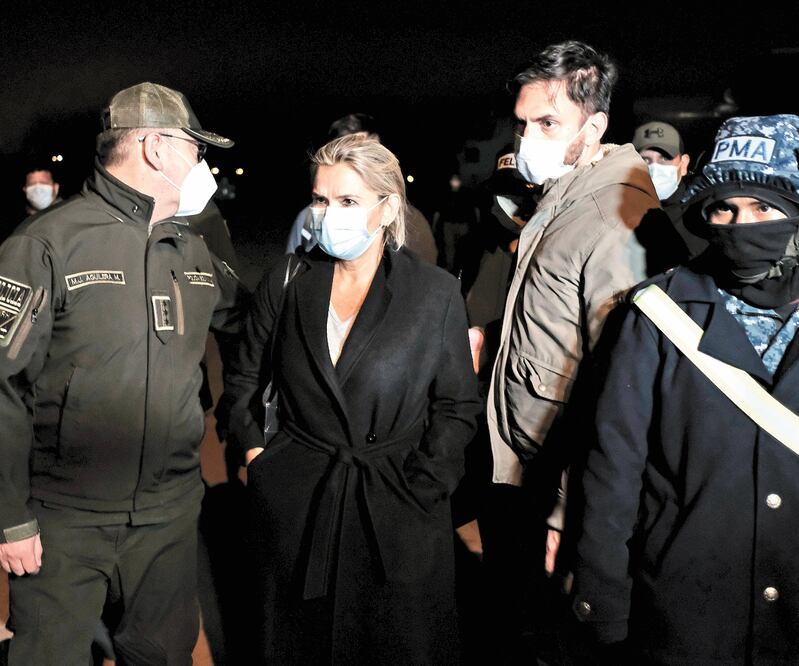 La expresidenta interina de Bolivia Jeanine Áñez (centro) fue detenida y llevada al hangar de los Diablos Negros de la fuerza aérea, en El Alto. Foto: XINHUA