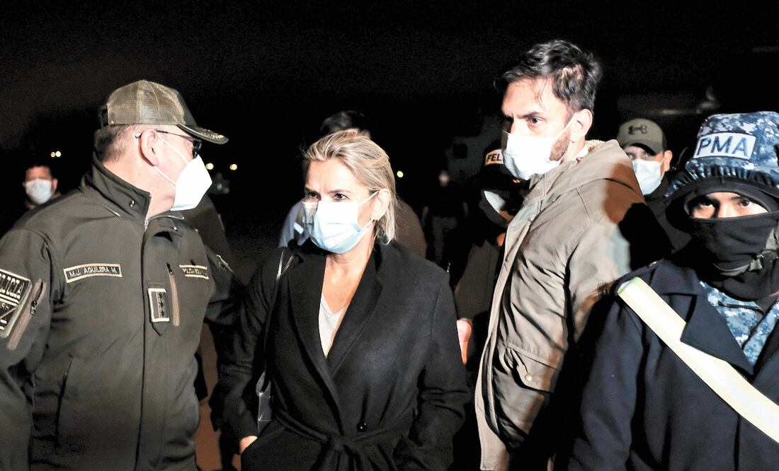 La expresidenta interina de Bolivia Jeanine Áñez (centro) fue detenida y llevada al hangar de los Diablos Negros de la fuerza aérea, en El Alto. Foto: XINHUA