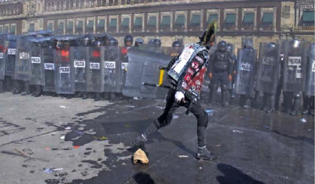 Los jóvenes anarquistas siempre se hacen presentes de manera continua a partir de 2014 en protestas de carácter político-social y suelen cometer acciones violentas, pintas, incendios y detonaciones de explosivos y de armas de fuego. Foto: Cuartoscuro.com archivo/EL UNIVERSAL
