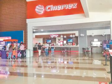 “Nos corrieron del baño”, Mujer acusa a personal de Cinemex de transfóbicos