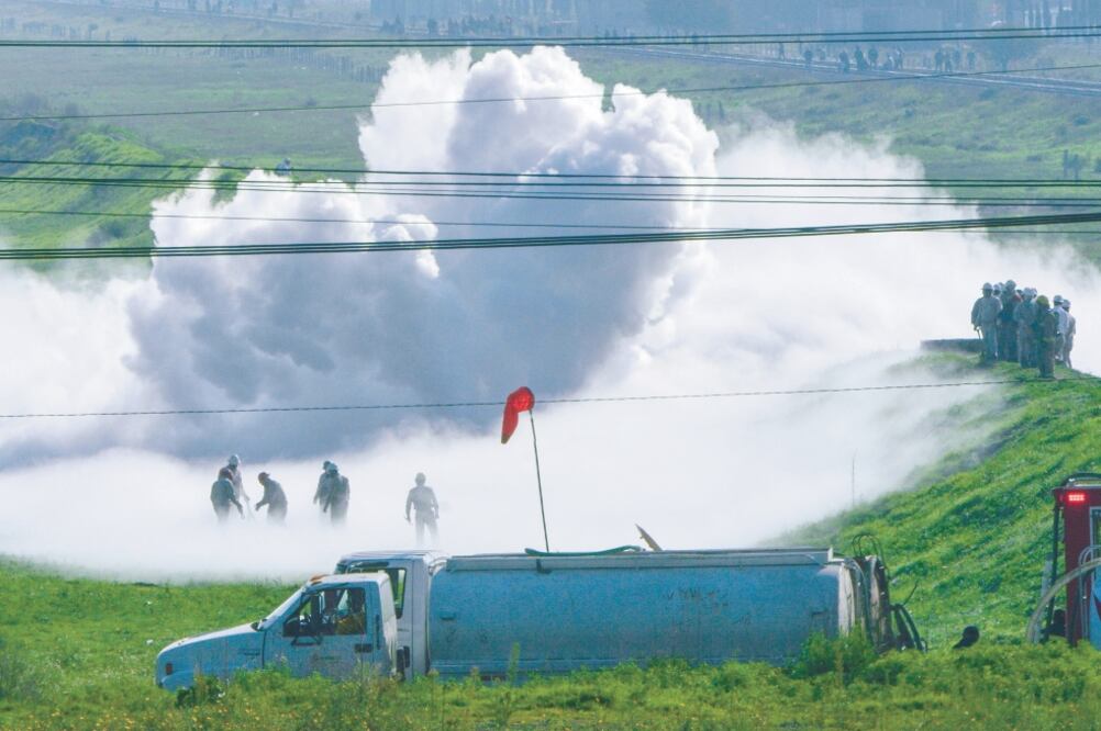 El “pincha zo” al ducto provocó una nube de combustible que alcanzó un kilómetro de diámetro, reportaron las autoridades. Fotos/ESPECIALES
