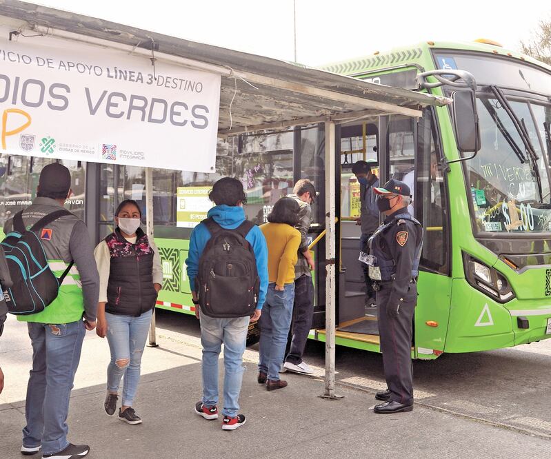 Como parte del operativo de movilidad emergente para sustituir la falta algunas líneas del Metro, autoridades capitalinas facilitaron camiones de transporte afuera de CU. Foto: CARLOS MEJÍA. EL UNIVERSAL