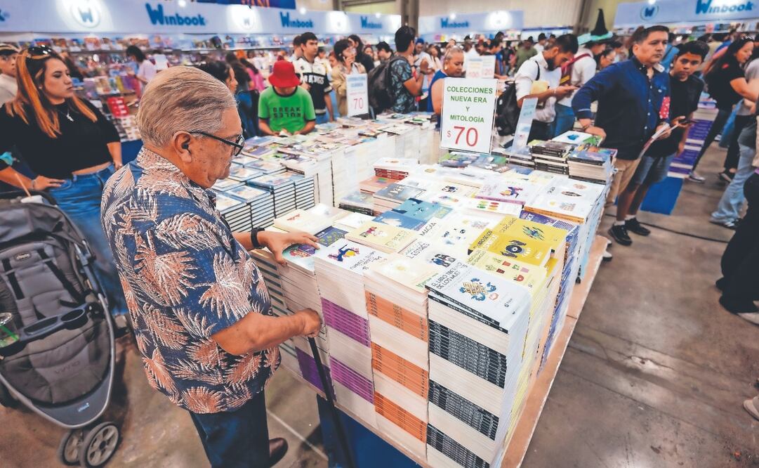Para este año llama la atención el dato de que del total de población alfabeta de 12 años y más, 62.5% leyó libros, cifra que contrasta mucho con el 41.8% registrado en 2024. En la imagen, público recorre los pasillos de la Feria Internacional del Libro de Monterrey, que se celebró en octubre pasado. Archivo El Universal
