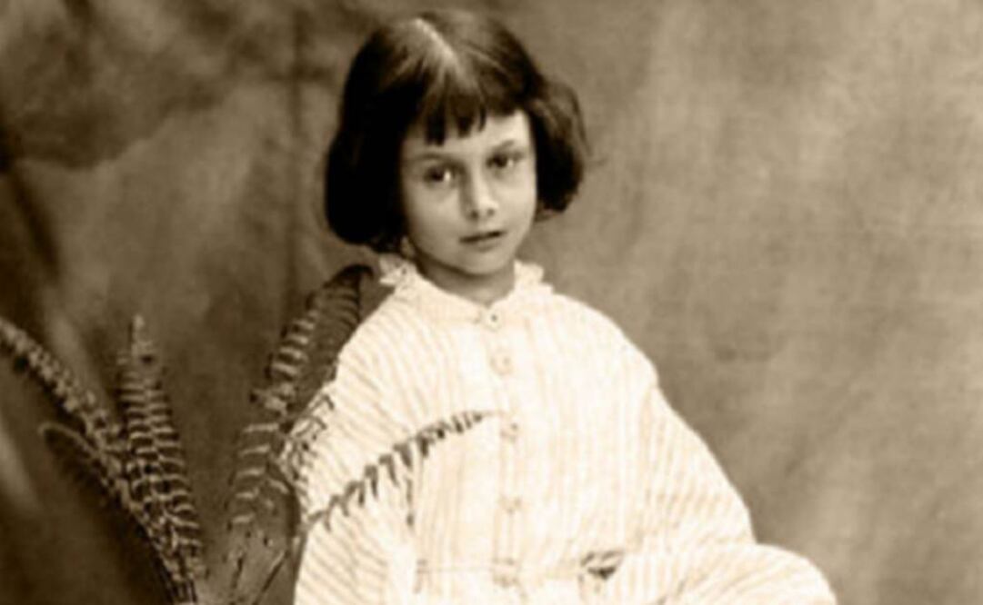  Ana Clavel aborda el trabajo como fotógrafo de niñas del autor de Aventuras de Alicia en el País de las Maravillas. FOTO: Especial.