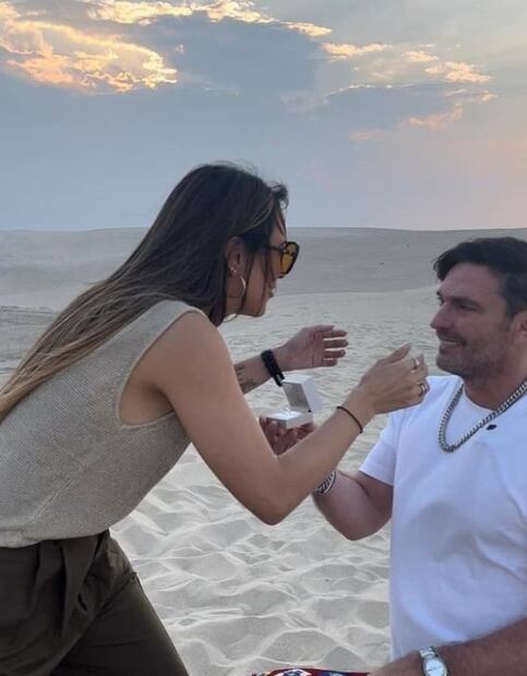 Julián Gil y Valeria Marín se comprometen en pleno desierto de Qatar