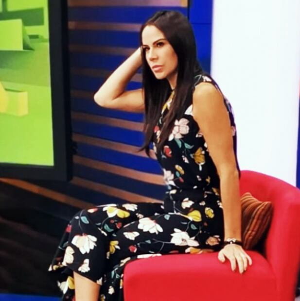 Paola Rojas enamora a sus seguidores en falda de piel y transparencias 
