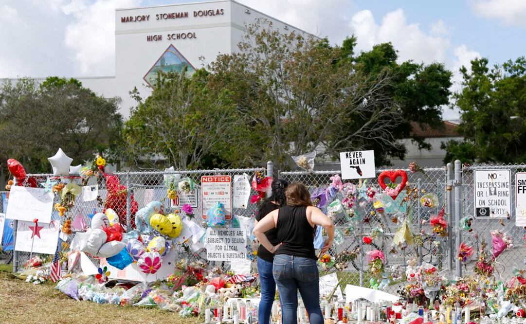 Un total de 17 personas -entre alumnos y profesores- murieron víctimas de disparos del fusil AR-15 que utilizó el tirador, un joven de 19 años llamado Nikolas Cruz (Foto: AP)