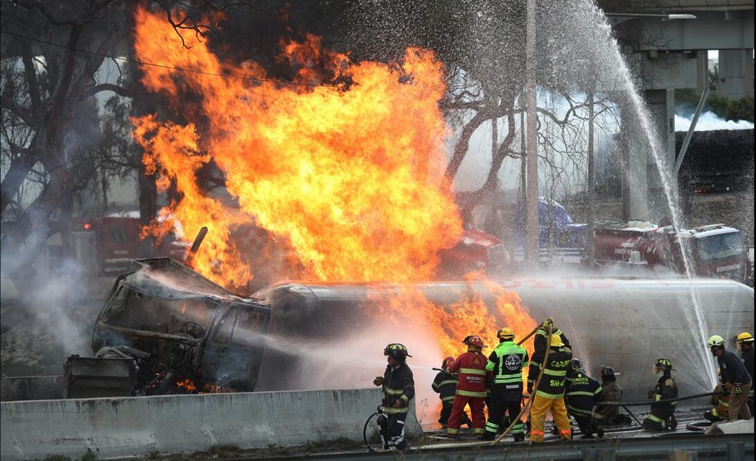 La Fiscalía de la CDMX aesguró que el tanque de gas de la pipa presentó ruptura en un casquete tras chocar con objeto sólido . Foto: Valente Rosas/EL UNIVERSAL