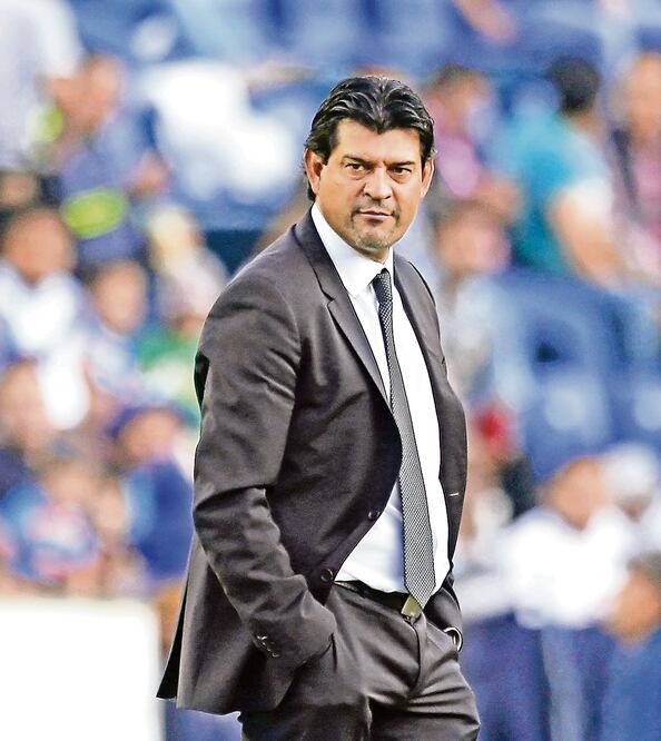 Saturnino sabe que los felinos norteños son de cuidado (MOISES CASTILLO. AP)