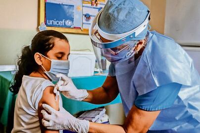 Las vacunas antiCovid no ponen en riesgo la vida de niños y adolescentes: comunidad científica 