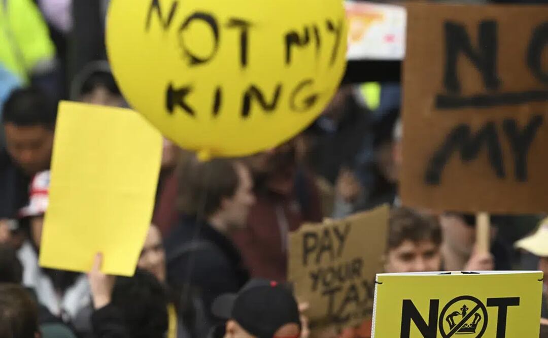 Miembros del grupo antimonárquico República protestaron a lo largo del recorrido que hicieron el rey Carlos III y Camila, la reina consorte, antes de su coronación. Foto: AP