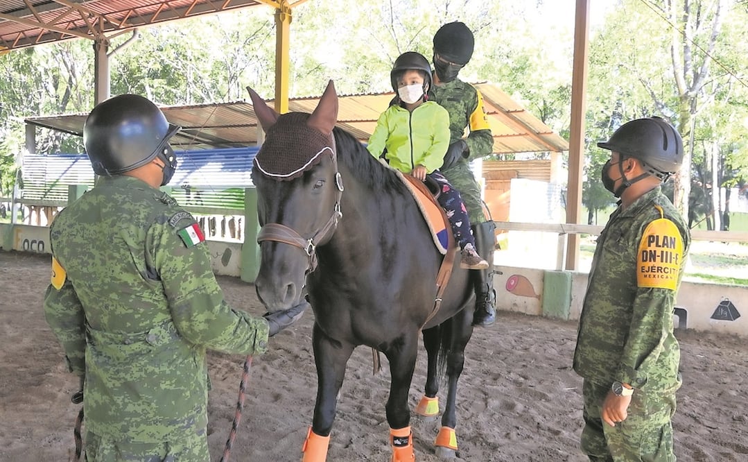 La equinoterapia cumple tres objetivos principales: la transmisión de calor corporal, la marcha tridimensional y la transmisión del impulso rítmico, señala la mayor. Fotos: Diego Prado/ EL UNIVERSAL.