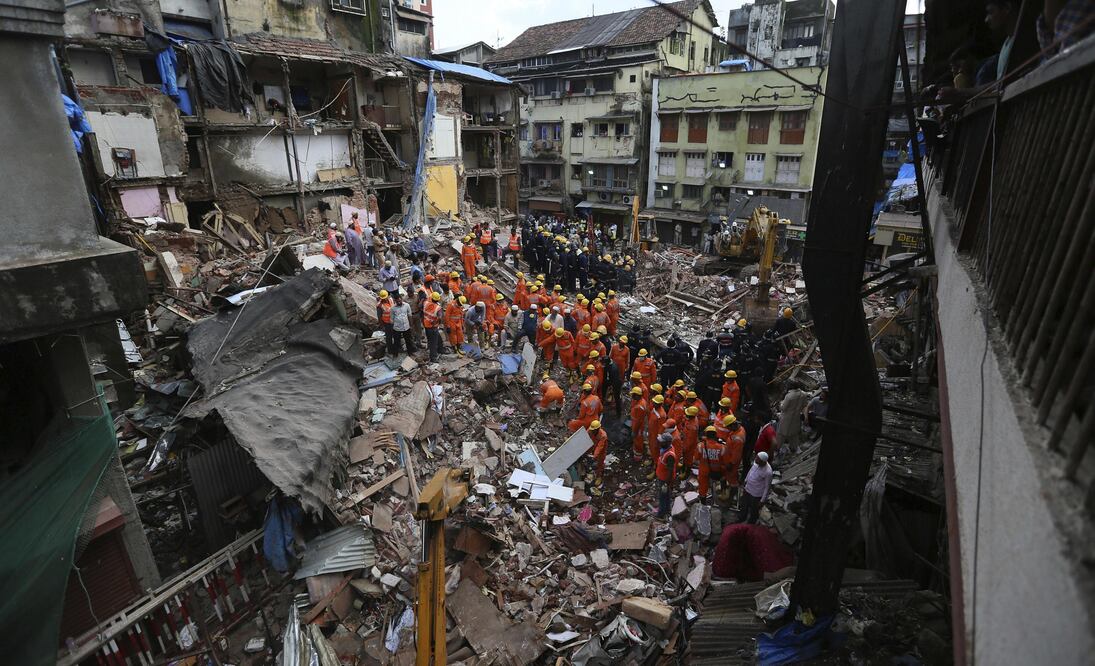 Personal de rescate trabaja en la zona del edificio derrumbado en Bombay, continúan las tareas de rescate. (FOTO: EFE)
