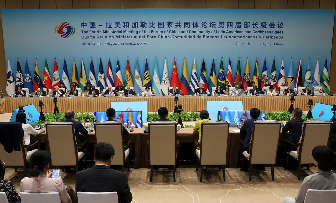 El ministro chino de Exteriores, Wang Yi, habla durante la plenaria de la reunión China-CELAC, en Beijing. Foto: AFP/Archivo