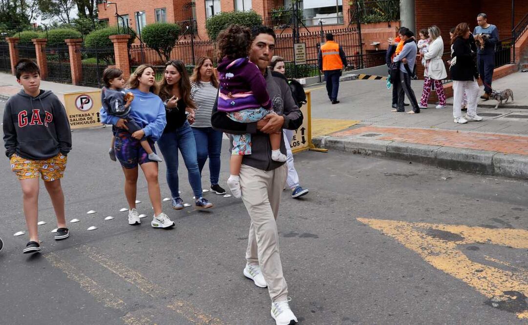 Personas salen de sus apartamentos tras un sismo de magnitud 6,5 este domingo, en Bogotá (Colombia). Un sismo de magnitud 6,5 sacudió en la mañana a Colombia sin que hasta el momento haya información de víctimas o daños materiales, informó el Servicio Geológico Colombiano (SGC). Foto: EFE