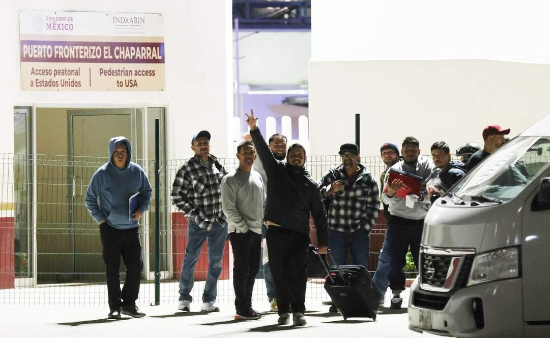 Llegan a la garita El Chaparral, en Tijuana, Baja California, los primeros deportados de la era Trump. Foto: Diego Simón