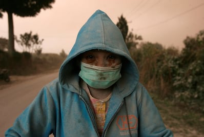 Erupción de humo, ceniza y gas del volcán Sinabung afecta a miles en Indonesia