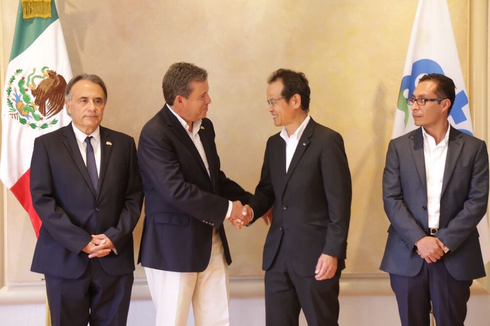 El gobernador Miguel Márquez con el presidente de la empresa automotriz Mazda en México (ESPECIAL)