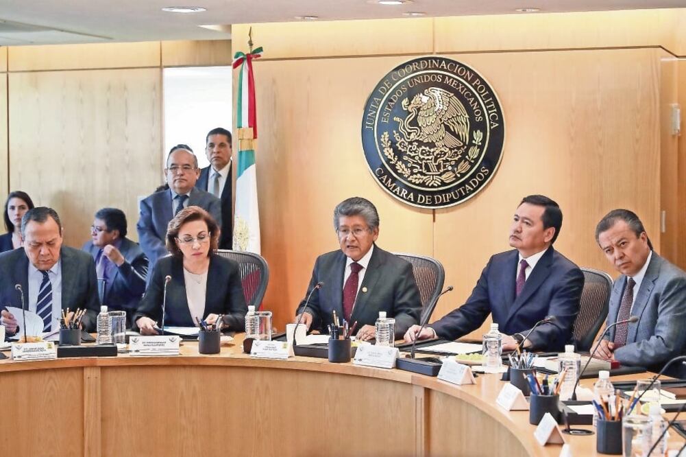 El secretario de Gobernación, Miguel Ángel Osorio Chong, se reunió con diputados federales para hablar de la Ley de Seguridad Interna (JUAN REYES. EL UNIVERSAL)