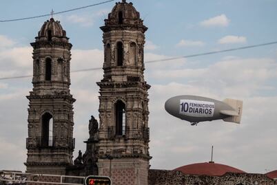 Con dolor en el cielo, una acción contra los feminicidios con un Zepelín atraviesa la ciudad de México