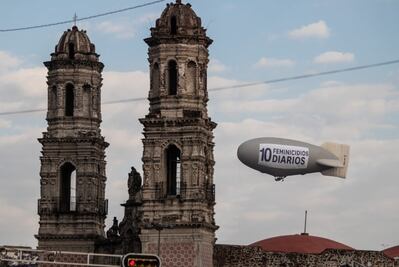 Con dolor en el cielo, una acción contra los feminicidios con un Zepelín atraviesa la ciudad de México