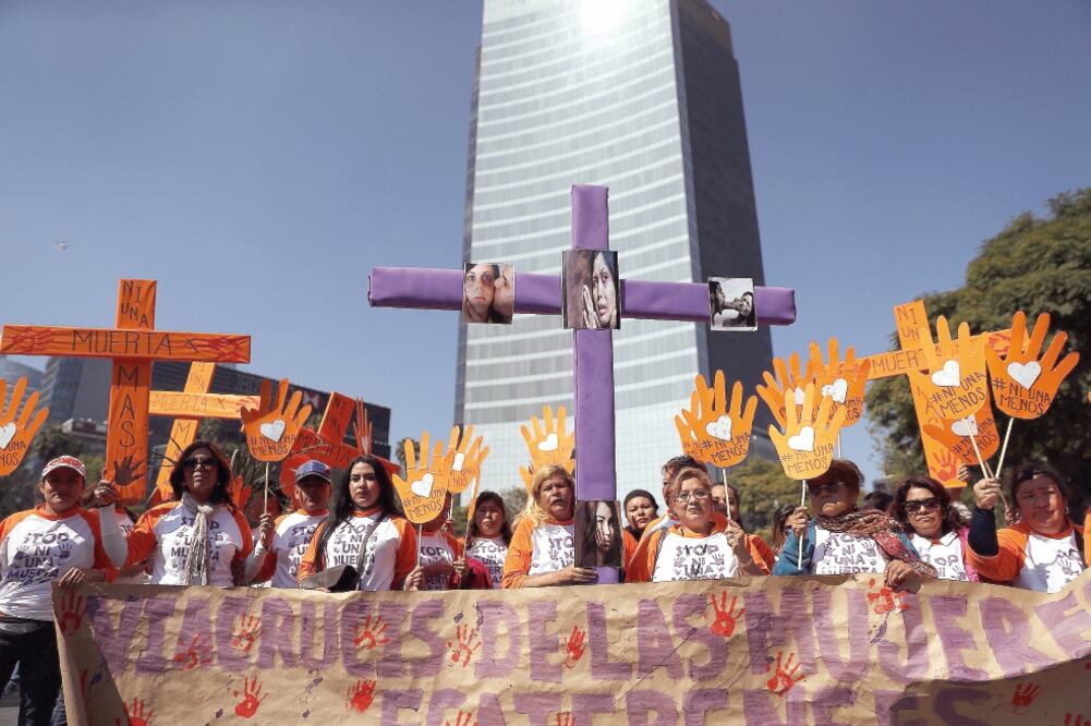 Cientos de familiares de las víctimas de feminicidios gritaron: “Esta es la realidad, no un desfile navideño. Hoy nos pasó a nosotras, mañana pueden ser a ustedes”. (FOTOS: JUAN CARLOS REYES. EL UNIVERSAL)