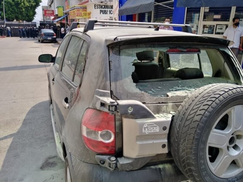 Estudiantes normalistas de enfrentan a la policía en Chiapas; hay dos uniformados lesionados