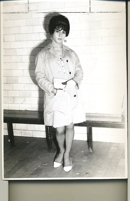 Retrato de “Maribel”, travesti. Fue realizado para el Magazine de Policía por Adrián Devars Jr. Ciudad de México, 1968 (COLECCIÓN FOTOGRÁFICA CARLOS MONSIVÁIS. CORTESÍA MUSEO DEL ESTANQUILLO)