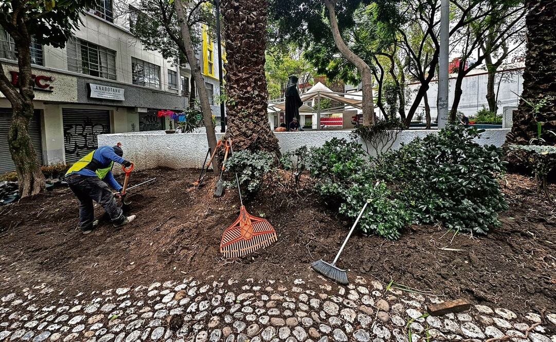 Personal de una empresa particular continúa haciendo labores de jardinería en torno a la explanada de la plaza. Foto: Alberto Acosta | El Universal