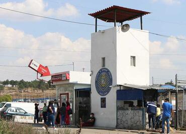 Tres reos resultan heridos tras ataque de otro interno en penal de San Miguel en Puebla; son trasladados al hospital