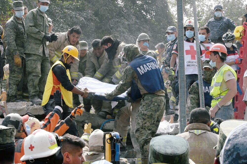 Cuerpos de emergencia rescataron a dos personas sin vida en la estructura derrumbada en la calle de Torreón y Viaducto, en la colonia Piedad Narvarte (ARMANDO MARTÍNEZ. EL UNIVERSAL)