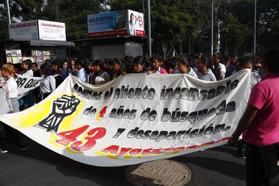 Padres de los 43 normalistas se reúnen con AMLO; buscan comisión investigadora