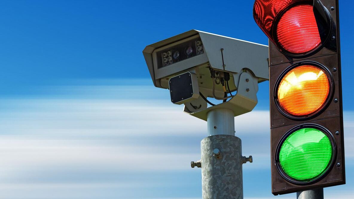 Fleximan: la alarma en Italia por el hombre que destruye radares de velocidad y que está en busca y captura