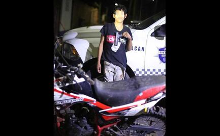 Detienen a menor con 2 bolsas de restos humanos y un arma cuando iba en una moto en Michoacán