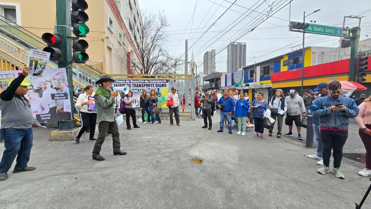Este sábado 09  de noviembre, decenas de personas salieron a las calles de Monterrey, Nuevo León en protesta por el aumento a la tarifa del transporte público. (Foto: especial)