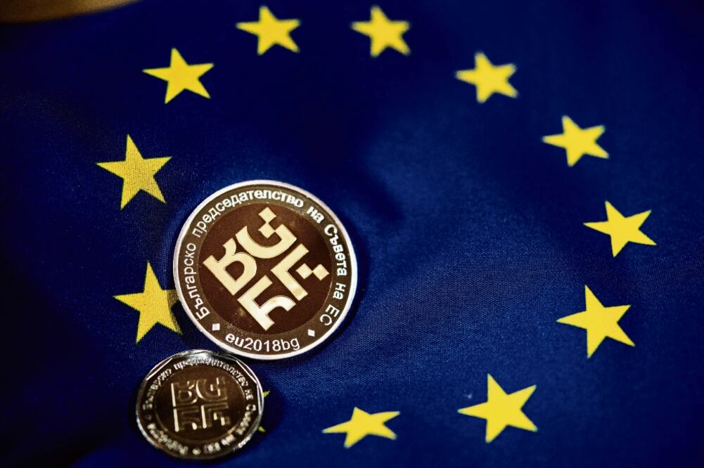 Cambio en el timón. Esta fotografía muestra la nueva moneda para conmemorar la presidencia de Bulgaria, elaborada por la Unión Europea. (DIMITAR DILKOFF. AFP)
