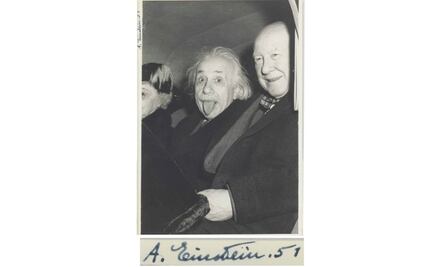 La historia de la foto de Albert Einstein con la lengua de fuera