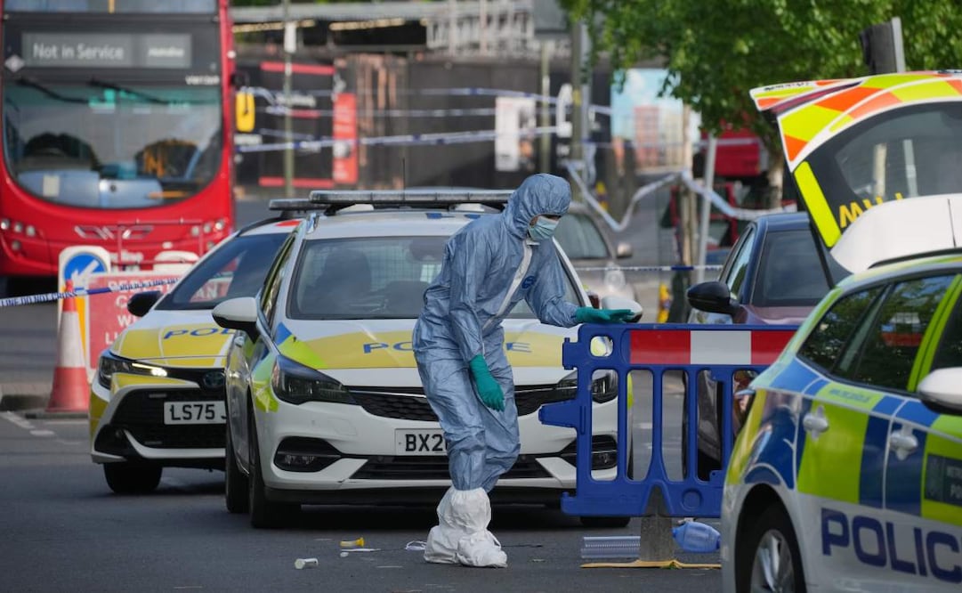 Forenses revisan la zona donde dos personas fueron apuñaladas en el vecindario de Golders Green, que cuenta con una numerosa comunidad judía, en Londres, el 29 de abril de 2026. Foto: AP