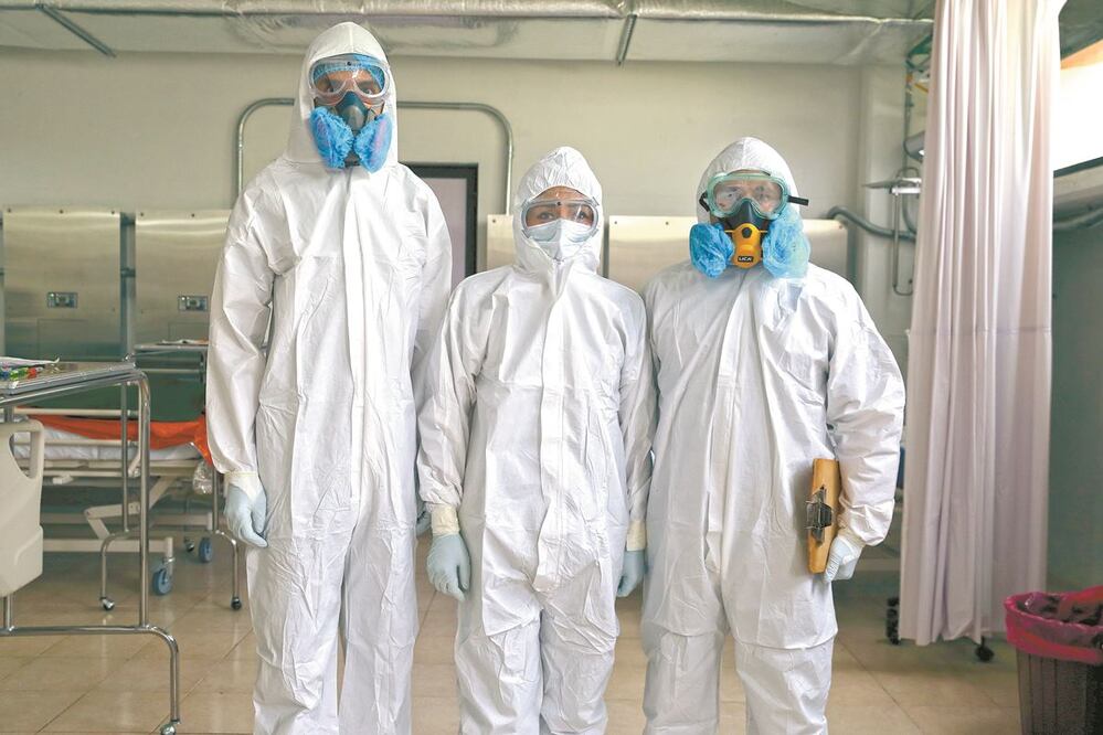 María Teresa (centro) es una enfermera en retiro; sin embargo, se unió al hospital contra Covid como una voluntaria. FOTOS: DIEGO PRADO. EL UNIVERSAL